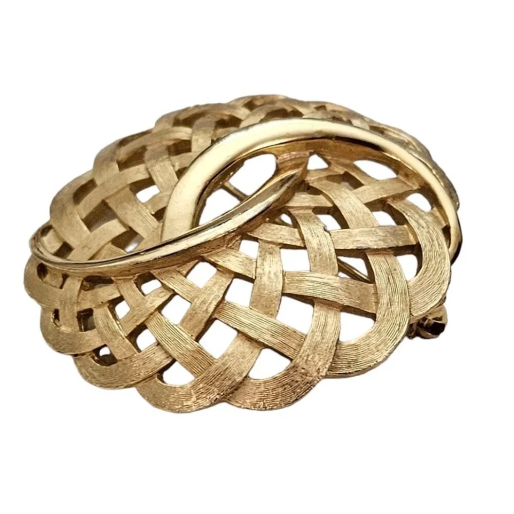 Trifari Gold Tone Lattice Weave Round Ruffle Brooch, Signed L412 - Picture 4 of 9